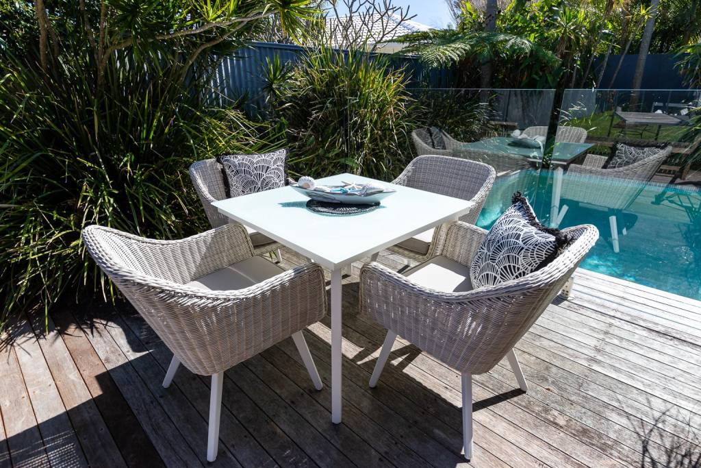 Outdoor aluminium 90x90 table white aluminum glass top with outdoor Lagoon wicker dining chairs 2